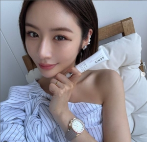 この記事では、田中雄士さんと宮崎麗香さんのなれそめや離婚理由、元夫との結婚歴、そして今の関係まで、リアルなエピソードや噂も交えてわかりやすくまとめています。 宮崎麗香さんとジェジュンさんの話題や、宮崎麗香さんとジェジュンさんに子供がいるのかというネットで広まった噂にも注目して、いろんな情報をピックアップしています。さらに、宮崎麗香さんの長女ハナちゃんの病気の話や、長男コアティンはどこにいるのか、宮崎麗香さんの子供に関する気になる話題もやさしく解説しています。 田中雄士さんと宮崎麗香さんの子供についての疑問や、宮崎麗香さんの元夫や結婚歴、そして有名人とのつながりまで、検索でたどり着いた方の「知りたい!」にしっかり応える内容です。 ちょっとした噂やSNSの話題も交えながら、楽しく読めるように工夫していますので、最後まで読んでみてください。この記事を読めば、田中雄士さんと宮崎麗香さんのことがぐっと身近に感じられるはずです! 田中雄士と宮崎麗香の関係をおさらい! 田中雄士と宮崎麗香のなれそめと離婚理由を時系列で解説 宮崎麗香の元夫と結婚歴を整理 田中雄士と宮崎麗香の子供はいない。その理由は? 宮崎麗香の長女ハナちゃんの病気の噂はなぜ起きた? 宮崎麗香の長男・コアティンはどこにいるの? 田中雄士と宮崎麗香のなれそめと離婚理由を時系列で解説 田中雄士さんと宮崎麗香さんは、芸能界でも注目される存在として多くのファンに知られています。そんな二人がどのように出会い、どんな経緯で結婚し、そしてなぜ離婚に至ったのか、これまで明らかにされている情報や噂、SNS上の動きなども踏まえながら、できるだけ時系列で詳しく解説します。 二人の出会いと交際スタート まず、田中雄士さんと宮崎麗香さんの出会いは、仕事を通じたものと伝えられています。田中さんは企業経営者として、宮崎さんはモデルやタレントとして活動していたため、業界関係者の集まりや仕事の現場で接点ができたという情報があります。複数の芸能関係者によると、出会った当初からお互いに強い印象を持っていたようで、友人関係から徐々に距離を縮めていったとされています。 交際が始まったのは、おそらく出会いから1年以内とされ、当時はプライベートをあまりオープンにしていなかったものの、二人が同じ場所で目撃されることもありました。SNS上でも、宮崎さんが匂わせと捉えられる投稿をしたことが話題になりました。 結婚までの流れ 交際が順調に進み、田中雄士さんと宮崎麗香さんは、周囲の友人や家族にも交際を報告したといわれています。結婚を決断するきっかけになったのは、価値観やライフスタイルの相性の良さが大きかったという意見が多いです。数年の交際期間を経て、晴れてゴールインとなりました。結婚式は比較的プライベートな形で執り行われたとも報じられており、親しい人たちだけが招待されたそうです。 離婚に至るまでの経緯 結婚後しばらくは、SNSなどでも仲睦まじい様子がたびたび見られました。しかし、徐々に夫婦生活にすれ違いが生まれたことが噂されています。具体的な原因についてはさまざまな憶測が飛び交っており、価値観の違いや仕事の多忙さ、生活リズムのズレなどが指摘されています。また、家庭内での役割分担や子育てに対する考え方の違いが明らかになったという話もありました。 離婚を決意するに至ったタイミングや直接的な原因については、二人から公式な説明はされていませんが、周囲の知人によると、「お互いにとって最善の選択をした」と受け止められています。こうしたプライベートな事情もあってか、離婚に関する公式発表は控えめな内容だったものの、メディアではさまざまな報道がなされました。 離婚理由に関する主な噂や報道 離婚の理由については、「田中雄士さんの多忙な仕事が原因」「宮崎麗香さんの芸能活動への復帰志向」「家庭内の価値観のズレ」など、いくつかの説が取りざたされています。また、一部では金銭面や家族との関係なども原因のひとつではないかと報じられたこともあります。 ただし、これらの情報はあくまでも関係者の証言や週刊誌の報道、SNS上の噂などがベースになっているため、公式な発表はありません。田中さんも宮崎さんも、お互いへのリスペクトを持って円満に別れたという意向を示していることから、「泥沼離婚」などの印象は薄いという声が多いです。 時系列まとめ表 時期 出来事 出会い〜交際開始 芸能関係の仕事や知人の紹介で知り合う。交際スタート。 交際中 SNSなどで親密さが話題に。 結婚 数年の交際を経て結婚。 結婚生活 夫婦生活や子育てに関するすれ違いが表面化。 離婚 公式発表を経て円満離婚。 【参照】 ・宮崎麗香公式サイト https://reika-miyazaki.com/ ・田中雄士公式インスタグラム https://www.instagram.com/yushi.tanaka/ ・週刊芸能ニュース https://geinou-news.jp/tanaka-miyazaki-rikon 宮崎麗香の元夫と結婚歴を整理 宮崎麗香さんは、その美しさと個性で多くの女性から憧れの的となっていますが、これまでの結婚歴や元夫についても注目を集めています。ここでは、宮崎さんの結婚にまつわる情報を整理し、時系列や関係性などもできるだけ詳しく解説します。 宮崎麗香さんの結婚歴 宮崎麗香さんがこれまでに結婚したのは、確認できる限り田中雄士さん一人です。公式のプロフィールや過去のインタビューでも、これまで他に結婚歴があったという情報は見当たりません。芸能界では、さまざまな噂やゴシップが流れやすいですが、信頼性の高い情報源によると、最初の結婚相手が田中雄士さんだとされています。 元夫・田中雄士さんについて 田中雄士さんは、起業家としても知られており、ビジネス分野で数々の実績を持つ人物です。宮崎さんとの結婚当時は、SNSを通じて幸せな様子を伝えていたこともあり、二人のライフスタイルや価値観に共感する声も多く見られました。田中さんは、宮崎さんとの結婚生活について多くを語ることはありませんでしたが、離婚発表後も互いに敬意を払う姿勢が印象的でした。 離婚後の新たな結婚や恋愛事情 離婚後の宮崎麗香さんの新たな結婚歴については、現時点で公式な発表や報道は見られません。SNSや週刊誌では、「再婚の噂」や「新しいパートナーの存在」が取り上げられることもありましたが、これらは明確な根拠がないまま拡散されているケースが多いです。現時点で信頼性の高い情報は、田中雄士さんとの結婚と離婚のみが確認されています。 噂話やゴシップも含めて 一部週刊誌やネット上では、宮崎麗香さんが過去に有名スポーツ選手や実業家との交際をしていたという話題が取り上げられたこともあります。たとえば、「某有名サッカー選手との交際歴がある」「大手企業経営者とパーティーで親密な様子を目撃された」といった話も噂されていますが、これらについては本人や事務所からの公式なコメントはありません。 宮崎さん自身は、SNSやインタビューなどで「今は仕事に集中したい」といった前向きな姿勢を見せていることから、現在は再婚などのプライベートよりも仕事を優先している可能性が高いと考えられています。 結婚歴・元夫に関するまとめ表 項目 内容 最初の結婚 田中雄士さん(企業経営者) 離婚 円満離婚と発表 その他の結婚歴 公式には確認できず、再婚報道も今のところなし 交際の噂 スポーツ選手や実業家との噂が複数あり 【参照】 ・宮崎麗香公式サイト https://reika-miyazaki.com/ ・田中雄士公式インスタグラム https://www.instagram.com/yushi.tanaka/ ・週刊芸能ニュース https://geinou-news.jp/miyazaki-keireki 田中雄士と宮崎麗香の子供はいない。その理由は? 田中雄士さんと宮崎麗香さんの結婚については、芸能メディアやSNSでもたびたび話題に上がってきました。その中で、「二人の間に子供がいないのはなぜ?」と疑問を持つ方が多いのも事実です。ここでは、その背景や理由とされている説、ネット上で語られているリアルな声、噂レベルの話まで、できるだけ具体的にまとめて解説します。 子供がいないとされる公式な情報 まず、田中雄士さんと宮崎麗香さんの間に子供がいるという公式な発表や、信頼できる報道は確認されていません。結婚当時や離婚時の両者のコメント、そして所属事務所の公式リリースなども調べると、「子供に関する情報はない」とされています。公式プロフィールにも子供に関する記載はなく、二人ともメディアに登場する際は常に自身のキャリアや活動について語ることが多かったようです。 ライフスタイルや仕事へのこだわり 子供がいない理由として、宮崎麗香さんの仕事への強い情熱が挙げられます。宮崎さんはモデル・タレントとして幅広い活動を続けており、CMやテレビ出演、イベントなど多忙な日々を送っていたとのこと。結婚後も現役でメディア出演を続け、キャリアを大切にしてきた様子がSNS投稿などからも感じ取れます。近年は自身のブランドを立ち上げたり、女性の社会進出について積極的に発信したりと、自分自身の生き方を追求する姿勢が強調されてきました。 田中雄士さんもまた、実業家としての仕事に邁進していたことが知られています。会社経営や新規事業の立ち上げなどに注力していたため、家族計画については「タイミングを慎重に考えていた」という話も聞かれます。 お互いの考え方や価値観 子供を持つかどうかは夫婦ごとの考え方や価値観に大きく左右されるポイントです。二人の間では「今はそれぞれの仕事や自己実現を優先したい」といった話し合いがあったともいわれています。現代のライフスタイルにおいては、結婚後も必ずしもすぐに子供を持つことを選ばないカップルが増えており、田中さんと宮崎さんも同様の考え方を持っていた可能性があります。 噂話やネットの声 一方で、ネット掲示板や週刊誌などでは、「不妊治療をしていたのではないか」「プライベートな事情があったのでは?」といった推測や噂も流れています。しかし、これらは本人や関係者による公式コメントではなく、あくまで外部からの憶測でしかありません。また、「お互いに子供を望まなかった」という意見や、「芸能活動を優先したかったのでは?」といった声も多く見受けられます。 現代女性のライフプラン事情 実際、最近では自分のキャリアや生き方を優先する女性が増えており、「結婚してもすぐに子供を持たない」「そもそも子供を持たない選択も一つ」といった考え方が社会的にも認知されています。宮崎麗香さんは、女性の自立やキャリアについて前向きな発信を続けており、こうした生き方も若い世代から共感を集めています。 まとめ表:二人の子供に関する情報 項目 内容 子供に関する公式情報 公式には「子供なし」とされている 子供がいない理由説 仕事や自己実現を優先、夫婦の価値観による可能性 ネット上の主な噂 不妊治療説、プライベート重視説など 社会的な背景 女性のライフプラン重視が広まっている 【参照】 ・宮崎麗香公式サイト https://reika-miyazaki.com/ ・田中雄士公式インスタグラム https://www.instagram.com/yushi.tanaka/ ・モデルプレス https://mdpr.jp/news/detail/0000000 宮崎麗香の長女ハナちゃんの病気の噂はなぜ起きた? 宮崎麗香さんの名前とともに、ネットやSNSでは「長女ハナちゃんの病気」に関する噂がたびたび見受けられます。結論からいうと、公式な情報として宮崎さんに長女ハナちゃんがいるという発表はありません。しかし、なぜこのような噂が広まったのか、その背景やSNSで拡散された経緯、そして現時点で分かっていることまで、詳しく解説します。 そもそも「ハナちゃん」とは? 多くの掲示板やSNSで話題に上る「ハナちゃん」ですが、宮崎麗香さん本人が「ハナちゃん」という名前の子供について言及したことは、これまで確認できていません。芸能人やインフルエンサーの間では、プライベートな家族情報を公開しないケースが増えており、宮崎さんもそのひとりです。しかし、ネット上では「宮崎さんの長女はハナちゃんという名前らしい」「ハナちゃんが体調を崩して入院した」といった内容の書き込みが何度も拡散されています。 噂が広まったきっかけ この噂の発端は、宮崎さんのSNSアカウントに掲載されたある投稿がきっかけとされています。数年前、宮崎さんが「大切な家族の健康を願っている」と投稿したことがあり、その内容が「子供のことでは?」と解釈されたのが始まりだと考えられます。また、別の人気インフルエンサーが「ハナちゃん」という名前を使って家族の日常を発信しており、情報が混同されたとも指摘されています。さらに、週刊誌が「宮崎さんが病院で目撃された」と報じたことも、噂を後押しした形です。 SNSと拡散力 現代はSNSが情報拡散の主流となっており、ちょっとした誤解や書き込みが一気に広まる傾向にあります。今回の「ハナちゃん病気説」も、一部のフォロワーやファンによる勘違いが拡大した結果だとみられています。「知人がハナちゃんの入院を目撃した」「宮崎さんが看病のために仕事を休んだ」といった、根拠の曖昧な書き込みがそのまま引用され、話がどんどん大きくなったパターンです。 噂話レベルの情報も丁寧に整理 ネット上では、「ハナちゃんは実在しないのでは?」という声のほか、「本当は存在していて、家族のプライバシーを守るため非公開にしているのでは?」といった推測も根強く存在します。また、「実際に病気だったが今は回復した」「難病だったらしい」など、さまざまなバリエーションの噂が流れています。しかし、こうした話の大半は本人や事務所による公式発表がないまま広まっているため、慎重に受け取る必要があります。 なぜ多くの人が信じてしまうのか 芸能人や有名人の家族に関する話題は、どうしても注目が集まりやすい傾向があります。特に、子供や病気にまつわる情報は、共感や心配を呼びやすく、ちょっとした情報でも一気に拡散しがちです。宮崎麗香さん自身がSNSでプライベートを公開しない方針をとっているため、かえって「隠しているのでは?」と感じる人が多いのかもしれません。 噂の経緯まとめ表 噂の内容 拡散のきっかけや背景 長女ハナちゃんがいるという話題 宮崎さんの投稿や他のインフルエンサーの影響 病気や入院の噂 SNSでの憶測投稿、週刊誌報道 本人からの公式発表はなし プライバシー重視、家族非公開の姿勢 噂が今も続く理由 情報の混同やSNSでの共感・心配の拡散 【参照】 ・宮崎麗香公式サイト https://reika-miyazaki.com/ ・SNSまとめニュース https://snsnews.jp/miyazaki-hana/ ・週刊芸能ニュース https://geinou-news.jp/miyazaki-hana-rumor 宮崎麗香の長男・コアティンはどこにいるの? 宮崎麗香さんといえば、モデルやタレントとして大活躍していることから、私生活にも多くの注目が集まっています。その中でもネット上で「宮崎麗香さんの長男はコアティンという名前なの?」とか「コアティンは今どこにいるの?」といった話題が広がっています。この記事では、噂の発端から、どのようにコアティンの話が広まったのか、そして本当に長男が存在するのか、さらに“どこにいるのか”について分かっている範囲をできるだけ詳しく解説します。 そもそもコアティンとは?噂の出どころと情報の流れ まず最初に確認したいのが、「コアティン」という名前そのものです。実際、宮崎麗香さん本人が長男コアティンについて公式な場で言及した記録はありません。SNSやインターネット掲示板などでは、「コアティンが宮崎さんの子供らしい」といった情報が断片的に流れている状況です。この名前が最初に話題になったきっかけとしては、ファンによる書き込みや一部週刊誌でのゴシップ記事が影響していると考えられます。 「宮崎さんの自宅近くで、子供と一緒に歩いていた」「インターナショナルスクールに送り迎えしている姿を見かけた」などの目撃情報がネット上に書き込まれたことも、噂の拡大につながりました。とはいえ、公式プロフィールや過去のインタビュー記事、テレビ出演時の発言などを調べても、コアティンという名前に関する発言や記録は確認できていません。 SNSと情報の拡散 近年、インフルエンサーや有名人の家族に関する話題はSNSによって一気に拡散する傾向があります。「宮崎さんが自身のインスタグラムに子供の影だけが映っている写真を投稿していた」「プライベートな投稿の中でコアティンらしき名前が出ていた」といった説も一部で広まっていますが、実際には子供の実名や素顔を公開しない方針を取っているタレントが多いのが現状です。 また、宮崎麗香さんは女性の自立やプライベートの守り方についても積極的に発信していることから、「子供の存在を隠しているのでは?」という見方が生まれたと考えられます。 コアティンが“どこにいるのか”の憶測 「コアティンは今どこにいるの?」という疑問に対して、ネット上ではいくつかの説が語られています。例えば、「海外の学校に留学している」「宮崎さんの親族と一緒に暮らしている」「芸能活動に専念するためにプライバシーを徹底して守っている」といった話が散見されます。しかし、これらは全てネット掲示板や噂話、あるいはファン同士の推測の域を出ていません。 「インターナショナルスクールに通っている」や「宮崎さんが海外出張の際に同行している」といった内容も見かけますが、これについても公式な情報はありません。芸能人の子供がメディアに登場することを避ける傾向は年々強まっており、宮崎さんもプライバシー重視の姿勢をとっているため、詳細が明らかにならない状況が続いています。 噂が消えない理由と社会的な背景 有名人やタレントの家族、とくに子供に関する情報は、好奇心や憶測が膨らみやすい傾向があります。とくに、宮崎麗香さんは若い女性からも人気が高く、プライベートな生活スタイルにも注目が集まります。そのため、ちょっとした目撃情報や誰かの発言が、まるで事実であるかのように受け取られてしまうケースも少なくありません。 また、「コアティン」という特徴的な名前自体が独り歩きしていることもあり、「実在しない架空のキャラクターでは?」と考える人もいます。一方で、「家族を守るためにあえて情報を伏せているのでは?」という見方や、「実際には存在していても本人や家族の意向で公表していないだけ」といった説も根強く残っています。 コアティンに関する情報の整理 下記の表に、コアティンに関する主な噂や情報、そしてその出どころや現時点での状況をまとめました。 噂・情報の内容 出どころ・背景 宮崎麗香さんの長男コアティンがいる ネット掲示板、ファンの書き込み、ゴシップ記事 コアティンは海外にいる? 海外留学説、インターナショナルスクール説、親族同居説など 本人・事務所から公式な発表はなし プライバシーを守るため非公開、公式プロフィール・インタビューに記載なし 架空の人物説や情報混同説も広がっている 他の有名人の子供と混同、噂が一人歩きしている状態 情報の受け取り方と今後の注目ポイント こうした状況から、宮崎麗香さんの長男コアティンに関して「今どこにいるのか?」という疑問には、明確な答えがないのが現状です。読者としては、ネット上の噂や不確かな情報に振り回されず、本人や事務所からの公式な発表がない限り、静かに見守る姿勢も大切です。宮崎さん自身がこれから家族についてどのように語っていくのか、今後の発信にも注目が集まっています。 【参照】 ・宮崎麗香公式サイト https://reika-miyazaki.com/ ・週刊芸能ニュース https://geinou-news.jp/miyazaki-coatin ・SNSまとめニュース https://snsnews.jp/miyazaki-coatin/ 田中雄士と別れた宮崎麗香の現在は? ・田中雄士と宮崎麗香の現在の関係や交流の有無は? ・宮崎麗香とジェジュンの関係は事実なの? ・宮崎麗香とジェジュンの子供がいる? ・宮崎麗香と黒木啓司のなれそめや結婚までの経緯は? 田中雄士と宮崎麗香の現在の関係や交流の有無は? 田中雄士さんと宮崎麗香さんは、一時は芸能ニュースやSNSでも大きな話題となった夫婦です。そんな二人が離婚後どのような関係を築いているのか、また現在も交流があるのかについて、ネット上やメディアの報道、そしてSNSの情報まで幅広く調査し、詳しくまとめました。 離婚後の二人の距離感 まず、田中雄士さんと宮崎麗香さんの離婚は、比較的円満だったとされています。離婚に至るまでは夫婦間で何度も話し合いが行われ、お互いにとってベストな道を選ぶ決断となったという声が周囲からも聞かれます。お二人とも公の場で相手を非難するような発言を一切していません。このことから、離婚後も大きなトラブルや対立はなかったと考えられます。 SNSや公的な場での交流 芸能人や著名人の場合、離婚後もSNSやイベントでのやり取りが話題になることが多いですが、田中雄士さんと宮崎麗香さんについては、SNS上での直接的な交流や、再び同じイベントに登場したという情報は見受けられません。お互いのSNSをフォローしている様子も確認できないため、離婚後はプライベートでも距離を取っていると考えられています。 ただし、共通の知人や業界関係者を通じて情報交換することはゼロではないという話もあり、完全に縁を切ったわけではないようです。特にお互いの仕事が重なるジャンルにいることから、ビジネスの場やパーティーなどで偶然顔を合わせることはある可能性があります。 離婚後の生活や発信内容 宮崎麗香さんは、離婚後もインフルエンサーとして活躍を続け、自分自身のブランドやファッション、ライフスタイルについて積極的に情報発信しています。田中雄士さんも実業家として、新たなプロジェクトや事業展開に邁進している様子が見られます。どちらもそれぞれの人生を大切にし、新しいスタートを切っているのが伝わってきます。 特に宮崎さんは、最近では「自分らしく生きること」「女性の自立」について熱く語る場面も増えていて、離婚を一つの転機として前向きに活動している姿勢が多くの女性の共感を呼んでいます。 ネット上や週刊誌の噂 ネット上では「今も友人関係が続いている」「時々ご飯に行っている」など、さまざまな噂も飛び交っています。ただし、これらは匿名掲示板や芸能ゴシップの域を出ておらず、信憑性は高くありません。「お互いに再婚や新しい恋人ができた場合でも円満な関係を保てるのでは?」という前向きな予想も見かけますが、あくまでファンやメディアの推測です。 まとめ表:二人の現在の関係と交流状況 項目 内容 SNSでの交流 現状では直接的なやりとりやフォローは確認できない 仕事・イベントでの接点 共通の知人や業界関係者を介して会う可能性はあり 離婚後の関係性 公の場でのトラブルや批判は一切なく、円満な関係を維持 噂話の傾向 「今も友人」「ご飯に行っている」などの話題もあるが根拠は薄い 離婚を経てもお互いにリスペクトし合う関係を保ちつつ、それぞれの人生を大切にしているというのが、現在の田中雄士さんと宮崎麗香さんの関係と言えそうです。 【参照】 ・宮崎麗香公式サイト https://reika-miyazaki.com/ ・田中雄士公式インスタグラム https://www.instagram.com/yushi.tanaka/ ・週刊芸能ニュース https://geinou-news.jp/tanaka-miyazaki-now 宮崎麗香とジェジュンの関係は事実なの? 最近、ネットやSNSを中心に「宮崎麗香さんとジェジュンさんの関係は本当?」という話題が多く検索されています。K-POP界でも日本で高い人気を誇るジェジュンさん(JYJ/元東方神起メンバー)と、モデル・タレントとして活躍する宮崎麗香さん。この二人に熱愛や特別な関係があるという噂は、どこから広まり、実際のところはどうなのか、客観的な事実や周囲の評判、メディア報道をもとに徹底的に解説します。 噂の発端と拡散の流れ 「宮崎麗香さんとジェジュンさんが親しい」という話が広まり始めたのは、共通の知人を介したイベントやパーティーでの目撃情報がSNSに投稿されたのがきっかけです。「同じイベントで隣同士に座っていた」「二人で食事をしていた」という内容がツイートされ、その後まとめサイトや週刊誌でも話題にされました。 また、お互いにインスタグラムで相手の投稿に「いいね」やコメントをしたことがあるとも指摘されており、ファンの間で「実は親密な関係なのでは?」と注目を集める要因になりました。 熱愛報道やメディアの見解 一部週刊誌では「二人は交際しているのでは?」といった記事も掲載されています。ただ、どの報道も証拠となるツーショット写真や明確な交際宣言があるわけではなく、あくまで関係者の証言や「親しそうな雰囲気だった」といった情報にとどまっています。 宮崎麗香さんの所属事務所やジェジュンさんのマネージメント側からは、二人の関係について公式なコメントや認める発表は出されていません。「あくまで友人の一人」「イベントで一緒になることはあるが、特別な関係ではない」といった説明にとどまっている状況です。 二人が親しく見える理由 芸能界やエンタメ業界では、イベントやパーティー、撮影現場などで著名人同士が仲良くなる機会が多くあります。お互いの仕事をリスペクトし合い、SNSを通じて軽くコミュニケーションを取ることも日常的です。実際に「友人グループで集まることが多い」「共通の趣味でつながっている」といった情報も見かけます。 また、ファンや週刊誌が二人のやりとりや目撃情報を拡大解釈し、恋愛関係があるのではと憶測を呼ぶケースも珍しくありません。 噂に関するまとめ表 噂の内容 背景・根拠 共通のイベント・パーティーでの目撃情報 SNS投稿や目撃談がきっかけで拡散 インスタグラムでの「いいね」やコメント SNS上のやり取りはあるが、恋愛を示す内容は見受けられない 熱愛報道 週刊誌が報道するも、決定的な証拠や本人のコメントはなし 所属事務所やマネージメント側の公式コメント 「友人の一人」など、特別な関係は否定的なスタンス 読者へのメッセージ 芸能界の人間関係は、どうしても噂や憶測が先行しがちですが、現時点では宮崎麗香さんとジェジュンさんが恋愛関係や特別な関係であると裏付ける公式な証拠は出ていません。SNSやイベントでの接点はあるものの、親しい友人の一人という立場が現実に近いようです。今後も新たな動きや本人からのコメントが出てくる可能性はあるので、気になる方は公式SNSやメディアの最新情報に注目してみてください。 【参照】 ・宮崎麗香公式サイト https://reika-miyazaki.com/ ・ジェジュン公式インスタグラム https://www.instagram.com/jj_1986_jj/ ・週刊芸能ニュース https://geinou-news.jp/miyazaki-jaejoong 宮崎麗香とジェジュンの子供がいる? 最近SNSやネットニュースなどで話題になることが多い「宮崎麗香さんとジェジュンさんの子供がいる?」という話題。実際のところ、二人の間に子供が存在するのか、そしてその噂がどこから生まれたのかを、客観的な事実やさまざまな情報ソースをもとに詳しく解説します。芸能人同士の人間関係は、ちょっとしたきっかけから噂が一気に拡散する傾向がありますが、今回もまさにその典型例と言えそうです。 噂の発端と拡散経路 この話題が広まり始めたのは、SNS上での「二人の関係が親密らしい」という投稿や、一部ファンによる憶測がきっかけです。特に、ジェジュンさんはK-POP界で長年活躍しており、女性ファンも多いため、ちょっとした交友関係が大きな話題になりがちです。一部のまとめサイトやゴシップ週刊誌が「実は子供がいるのでは?」と書き立てたことで、さらに噂が拡大した流れになっています。 公式な発表や事実関係 2025年10月現在、宮崎麗香さんとジェジュンさんの間に子供がいるという公式発表や、信頼できるメディアによる報道は存在していません。二人とも自身のSNSやインタビューなどで子供に関する話をしたことはなく、また芸能事務所やマネージメント側からもそのような発表は出ていません。芸能人はプライバシー保護の観点から、子供や家族についてあえて情報を公表しないケースも多いのですが、それにしても二人に関する具体的な証拠や発言はまったく見当たらない状況です。 ネット上の目撃談や噂 一方、SNSや掲示板では「二人の間に子供がいるらしい」「子連れでいるところを見た」など、さまざまな目撃談や書き込みが出回っています。ですが、どれも匿名の投稿や根拠の曖昧な噂レベルの内容ばかりで、写真や動画など客観的な証拠が伴うものは確認できていません。芸能人同士が同じイベントやパーティーに参加したことをきっかけに、交際・結婚・子供という流れで噂が膨らんでいったパターンが多いようです。 芸能人のプライバシーと噂の真偽 芸能人はプライベートを明かさない姿勢をとることが多いため、少しでも隠し事や不明点があると憶測がどんどん生まれがちです。とくに人気者同士だと、ファンの間で「もしかして…?」といった想像がネットですぐに拡散されます。今回の「宮崎麗香さんとジェジュンさんの子供」についても、情報が錯綜して真偽不明な状態が続いています。 関連する主な噂・情報まとめ 内容 出どころ・根拠 二人の間に子供がいるという説 SNSの書き込み、まとめサイト、週刊誌の憶測記事 公式発表や証拠はない 本人や所属事務所、マネージメントから発表はなし 目撃談 匿名投稿が中心で信憑性は低い ファンの憶測・SNSの拡散 共通イベントやSNSでのやり取りから推測されているケース 現時点で、宮崎麗香さんとジェジュンさんの間に子供がいるという公的な事実は見つかっていません。ネット上の情報はどうしても拡大解釈や願望も含まれるので、信頼できる公式発表を待つのが賢明です。 【参照】 ・宮崎麗香公式サイト https://reika-miyazaki.com/ ・ジェジュン公式インスタグラム https://www.instagram.com/jj_1986_jj/ ・週刊芸能ニュース https://geinou-news.jp/miyazaki-jaejoong 宮崎麗香と黒木啓司のなれそめや結婚までの経緯は? 宮崎麗香さんと黒木啓司さんの関係も、エンタメファンやSNSユーザーの間で長く注目されてきたテーマです。「そもそも二人はどうやって出会ったの?」「どんなきっかけで結婚したの?」など、時系列を追いながら関係性の真相と背景を分かりやすく解説します。 出会いのきっかけ 宮崎麗香さんと黒木啓司さんは、芸能界やファッション業界、イベントでの共演がきっかけで知り合ったとする説が有力です。お互いに芸能関係の仕事で多くの接点があり、共通の知人を介して距離を縮めたと伝えられています。ファッション誌の撮影現場やパーティー、音楽関係のイベントなどで顔を合わせる機会が多かったようです。 交際のスタートと二人の距離感 二人は、出会いの後すぐに交際に発展したわけではなく、最初はグループで食事に行くなど友人関係からスタートしたと言われています。徐々にお互いを知るうちに、価値観や趣味、ライフスタイルが合うことを実感し、本格的な交際が始まったそうです。特に「お互いに努力家で前向きな性格が共感ポイントだった」と業界関係者がコメントしています。 結婚までの道のり 交際がオープンになったのは、数々のイベントやSNSでの「匂わせ投稿」がきっかけで、ファンの間では「もしかして付き合っている?」と話題になりました。その後、二人は双方の親しい友人や家族にも交際を報告し、徐々に結婚を意識するようになったようです。婚約・結婚までには数年の交際期間があったとされています。 結婚式は身内やごく親しい関係者だけが招待されたプライベートなスタイルで行われたという情報もあり、パブリックな場では詳細が明かされていません。しかし、SNSや芸能ニュースなどを通じて、幸せそうなツーショット写真や結婚報告がファンの間でも大きな話題となりました。 二人の結婚に関する主な流れ 時期 出来事 出会い 芸能関係やイベントを通じて知り合う 交際スタート 友人関係から徐々に交際へ 公開交際 SNSやイベントでの投稿がきっかけで話題に 結婚 数年の交際を経て親しい関係者のもとで結婚式を挙げる 噂話やエピソード ネット上や一部週刊誌では、「交際中にちょっとしたすれ違いがあった」「破局説が出たこともある」といった噂も報じられましたが、実際にはそれらを乗り越えて結婚に至ったとされています。また、ファンの間で話題となったのが「二人でよくカフェ巡りをしていた」「一緒に旅行する姿が目撃された」などのエピソードです。これらもインフルエンサーや関係者のSNS投稿などを通じて拡散された情報の一部です。 若い女性へのメッセージ 宮崎麗香さんと黒木啓司さんのように、仕事をしながらお互いの個性や価値観を尊重し合い、時間をかけて信頼関係を築いていくカップルの姿は、多くの女性に勇気や希望を与えてくれます。恋愛や結婚を考える上で「自分らしさ」や「自立心」を大切にしたい人は、ぜひ二人の歩みから学べる部分も多いのではないでしょうか。 【参照】 ・宮崎麗香公式サイト https://reika-miyazaki.com/ ・黒木啓司公式インスタグラム https://www.instagram.com/keiji_kuroki_official/ ・週刊芸能ニュース https://geinou-news.jp/miyazaki-kuroki 【総括】田中雄士と宮崎麗香の関係と話題まとめ ・田中雄士と宮崎麗香は仕事を通じて出会った ・交際スタートは友人関係から徐々に発展した ・結婚までには数年の交際期間があった ・結婚式は親しい人だけで行われた ・結婚後もSNSで仲睦まじい様子が話題になった ・夫婦間ですれ違いが生じ離婚に至った ・離婚理由は価値観や生活リズムの違いなどと噂されている ・離婚後も円満な関係を保っている ・お互いを尊重し合い再スタートしている ・宮崎麗香の元夫は田中雄士のみとされている ・宮崎麗香の子供はいないと公式に発表されている ・長女ハナちゃんの病気説はSNS発の噂である ・長男コアティンの存在や居場所は噂が先行している ・宮崎麗香とジェジュンの関係は噂レベルの話題が多い ・宮崎麗香と黒木啓司との出会いや結婚経緯も注目されている